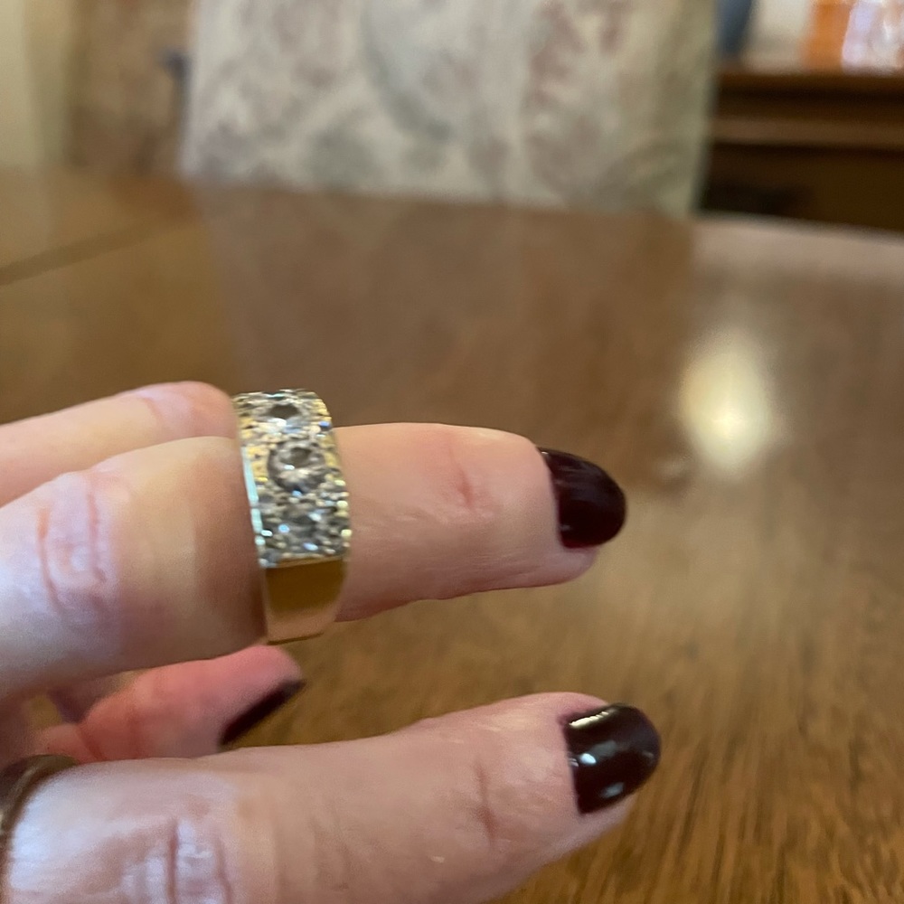 Ladies 18K gold and diamond ring